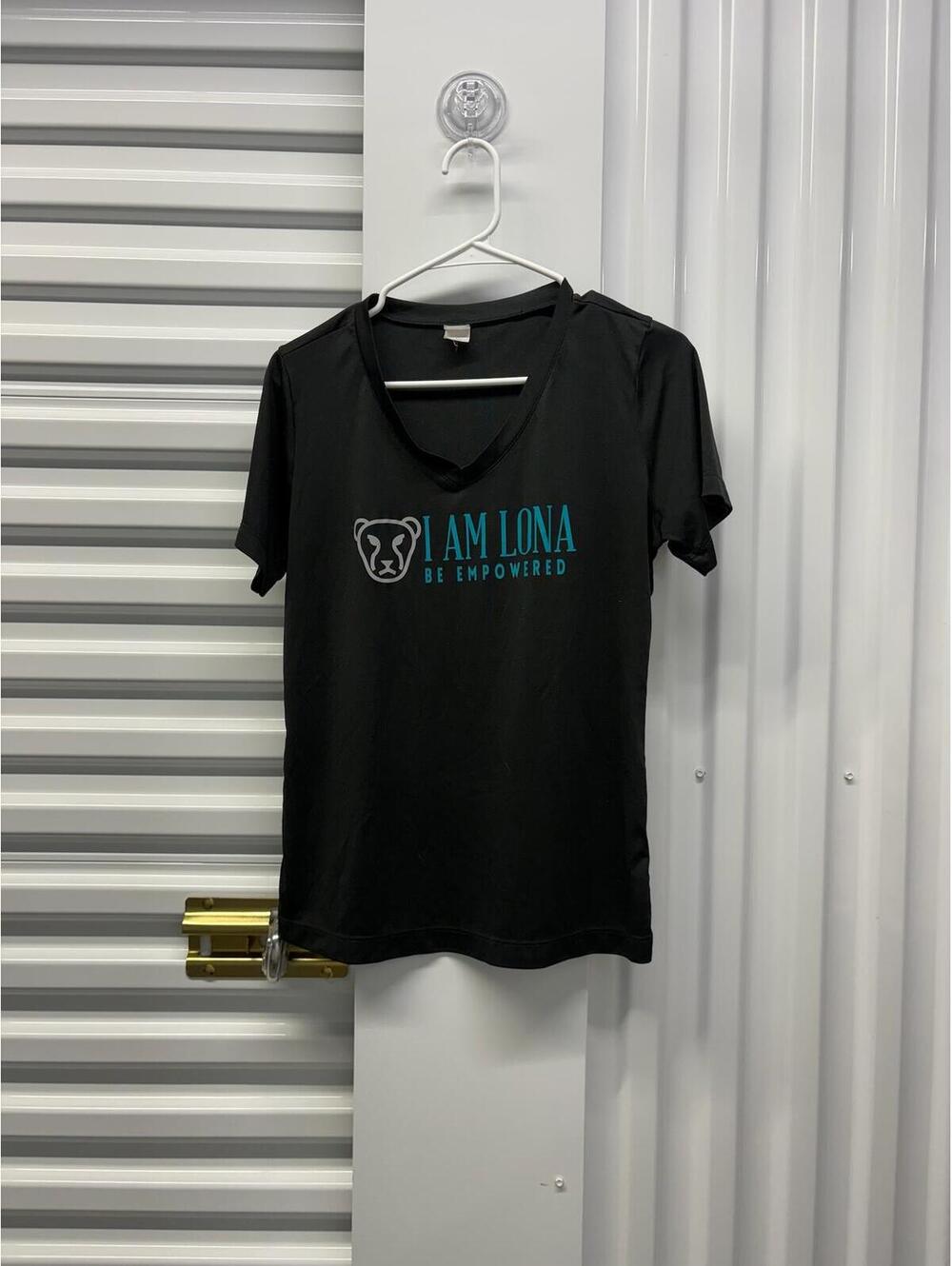 “I Am Lona” Be Empowered Lion Women’s Medium Black Graphic T-Shirt Polyester